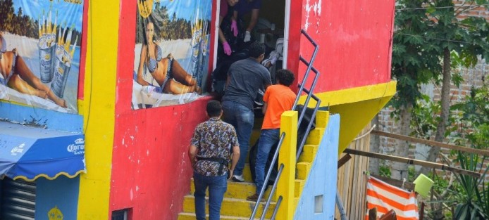 Elementos de la Policía Militar, policía municipal y Fuerza Civil resguardaron el sitio por más de dos horas  para que personal de la Fiscalía llevara a cabo las diligencias de rigor.