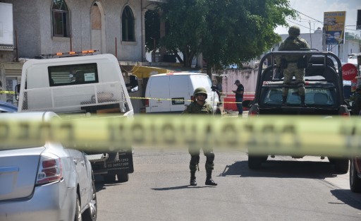 Elementos de la Policía Militar, policía municipal y Fuerza Civil resguardaron el sitio por más de dos horas  para que personal de la Fiscalía llevara a cabo las diligencias de rigor.