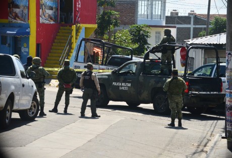Elementos de la Policía Militar, policía municipal y Fuerza Civil resguardaron el sitio por más de dos horas  para que personal de la Fiscalía llevara a cabo las diligencias de rigor.