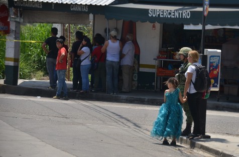 Habitantes de lugar veían con asombro la escena del crimen, ya que a esa hora es la salida de los niños de las escuelas. 