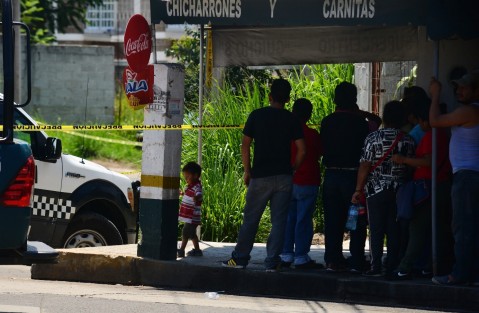 Habitantes de lugar veían con asombro la escena del crimen, ya que a esa hora es la salida de los niños de las escuelas. 