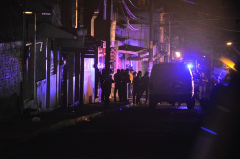 Intenso operativo se registró la noche de este lunes luego de que personas desconocidas a bordo de un taxi agredieron a personal de la SSP,  lo que desató una fuerte persecución por varias calles y  que terminó en la calle de Insurgentes a una cuadras de Palacio de Gobierno.