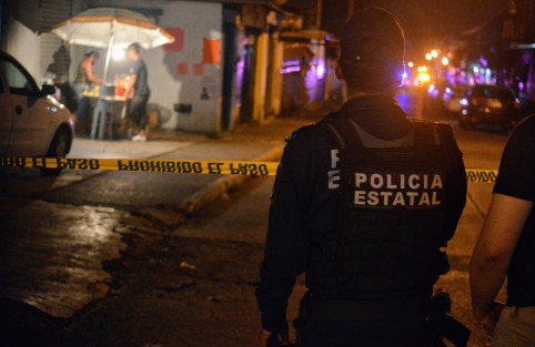 Intenso operativo se registró la noche de este lunes luego de que personas desconocidas a bordo de un taxi agredieron a personal de la SSP,  lo que desató una fuerte persecución por varias calles y  que terminó en la calle de Insurgentes a una cuadras de Palacio de Gobierno.