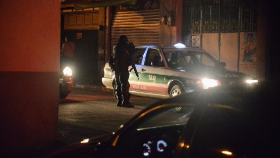 Intenso operativo se registró la noche de este lunes luego de que personas desconocidas a bordo de un taxi agredieron a personal de la SSP,  lo que desató una fuerte persecución por varias calles y  que terminó en la calle de Insurgentes a una cuadras de Palacio de Gobierno.