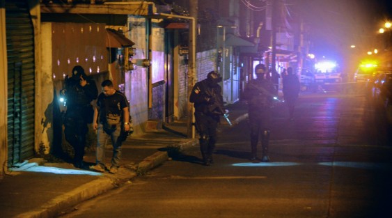 Por varias horas fue cerrada la céntrica calle mientras personal de la fiscalía realizaba la búsqueda de todo tipo de pruebas.