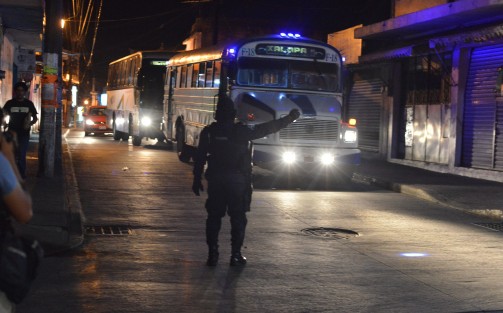 Policías buscaban hasta en autobuses algún sospechoso.