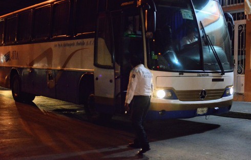 Policías buscaban hasta en autobuses algún sospechoso.