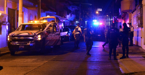 Intenso operativo se registró la noche de este lunes luego de que personas desconocidas a bordo de un taxi agredieron a personal de la SSP, lo que desató una fuerte persecución por varias calles y que terminó en la calle de Insurgentes a una cuadras de Palacio de Gobierno. 
