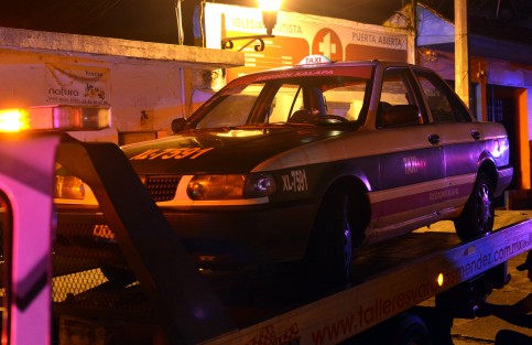 Intenso operativo se registró la noche de este lunes luego de que personas desconocidas a bordo de un taxi agredieron a personal de la SSP, lo que desató una fuerte persecución por varias calles y que terminó en la calle de Insurgentes a una cuadras de Palacio de Gobierno. 