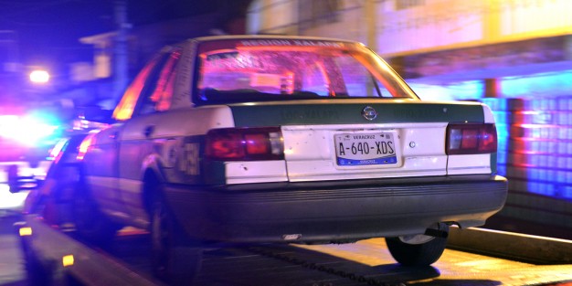 Intenso operativo se registró la noche de este lunes luego de que personas desconocidas a bordo de un taxi agredieron a personal de la SSP, lo que desató una fuerte persecución por varias calles y que terminó en la calle de Insurgentes a una cuadras de Palacio de Gobierno. 
