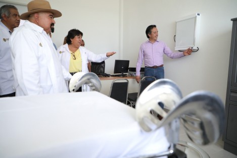El gobernador Cuitláhuac García Jiménez visitó la localidad Barra de Cazones, para poner en marcha un nuevo Centro de Salud que beneficiará a cerca de 3 mil 500 habitantes, con lo cumple su compromiso de continuar acercando servicios médicos de calidad a quienes más lo necesitan.
