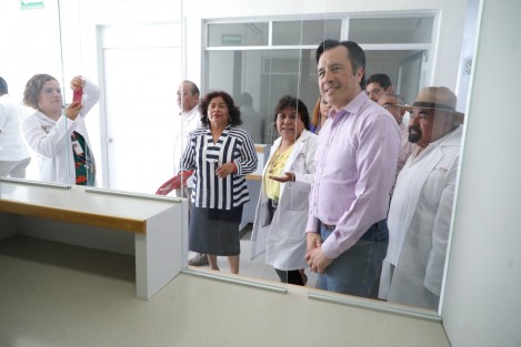 El gobernador Cuitláhuac García Jiménez visitó la localidad Barra de Cazones, para poner en marcha un nuevo Centro de Salud que beneficiará a cerca de 3 mil 500 habitantes, con lo cumple su compromiso de continuar acercando servicios médicos de calidad a quienes más lo necesitan. 