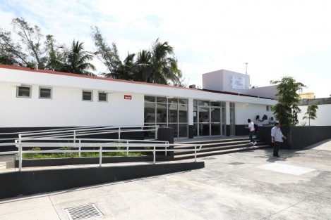 El gobernador Cuitláhuac García Jiménez visitó la localidad Barra de Cazones, para poner en marcha un nuevo Centro de Salud que beneficiará a cerca de 3 mil 500 habitantes, con lo cumple su compromiso de continuar acercando servicios médicos de calidad a quienes más lo necesitan. 