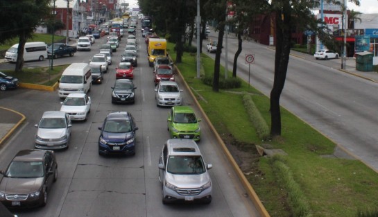 El bloqueo por parte de taxistas sobre la avenida Lázaro Cárdenas provocó un terrible caos vial en dicha avenida en el carril con dirección a Veracruz. De por sí conflictiva la circulación y todavía le suman.