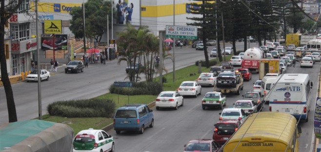 El bloqueo por parte de taxistas sobre la avenida Lázaro Cárdenas provocó un terrible caos vial en dicha avenida en el carril con dirección a Veracruz. De por sí conflictiva la circulación y todavía le suman.