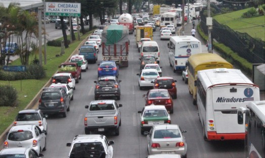 El bloqueo por parte de taxistas sobre la avenida Lázaro Cárdenas provocó un terrible caos vial en dicha avenida en el carril con dirección a Veracruz. De por sí conflictiva la circulación y todavía le suman.