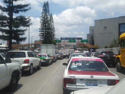 Tremendo caos  generó el conflicto de conductores de taxi de Caxa. Bloquearon avenida Lázaro Cárdenas por algunas horas, luego de que se enteraron que les cobrarían 3 mil pesos por cargar en dicha central de autobuses. 