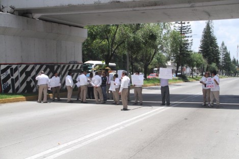 Tremendo caos  generó el conflicto de conductores de taxi de Caxa. Bloquearon avenida Lázaro Cárdenas por algunas horas, luego de que se enteraron que les cobrarían 3 mil pesos por cargar en dicha central de autobuses. 