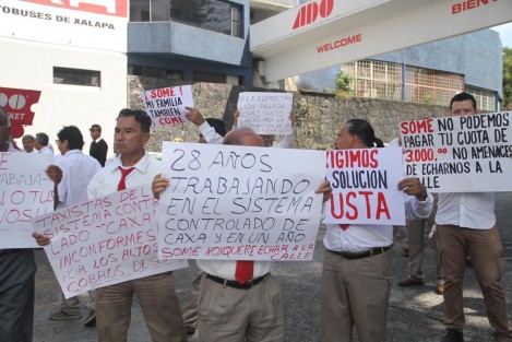 Tremendo caos  generó el conflicto de conductores de taxi de Caxa. Bloquearon avenida Lázaro Cárdenas por algunas horas, luego de que se enteraron que les cobrarían 3 mil pesos por cargar en dicha central de autobuses. 