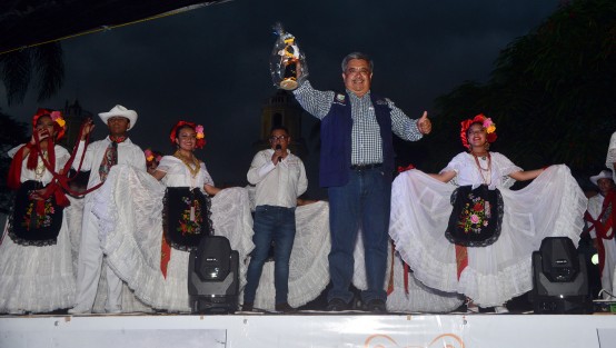 El día de hoy se llevó a cabo Gran festejo del 121 aniversario de que Teocelo fue nombrada ciudad, en el cual estuvo presente el Alcalde Mario Chama Díaz en compañía de la Síndica Municipal Zayra del Carmen Martínez Andrade; la presidenta del sistema municipal DIF, Mara Chama Villa; y el Director del Hospital Teocelo, Dr. Martin Ricardo Winfield. 