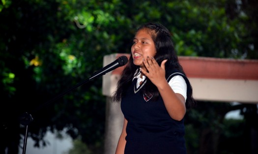 La estudiante Sinay González Pale, de la Bachilleres Teocelo, deleitó a los presentes con una hermosa poesía dedicada a Teocelo. 