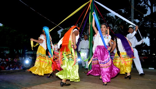 Estudiantes y el ballet de la Casa de Cultura de Teocelo dieron realce al festejo con su participación. 