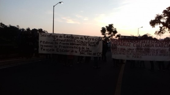 Padres de familia cuyos hijos estudian de la escuela Secundaria Técnica Agropecuaria número 125 de la cabecera municipal de Comapa, bloquearon el tramo carretero de Huatusco-Conejos a la altura de la entrada a este municipio de Comapa,  ||en protesta porque les pretenden quitar una parcela de 5 has. 