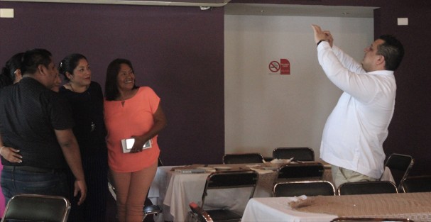 El coordinador de prensa del Congreso del Estado, tomando la foto del recuerdo a las reporteras con la diputada Jéssica Ramírez. 