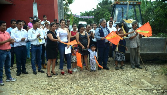 El Alcalde Mario Chama Díaz en compañia de la presidenta municipal del DIF Mara Chama Villa, la Sindica Municipal Zayra del Carmen Martínez Andrade y vecinos del lugar dieron el banderazo de inicio de obra en las calles Orquídeas en la Col. Cañada de Apilot y en Centenario en el Fracc. Los Teteles de la cabecera municipal. 