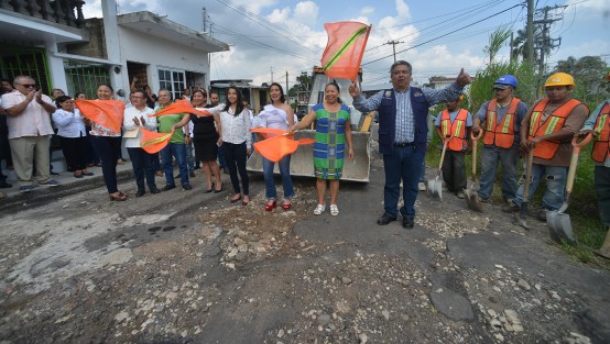 El Alcalde Mario Chama Díaz en compañia de la presidenta municipal del DIF Mara Chama Villa, la Sindica Municipal Zayra del Carmen Martínez Andrade y vecinos del lugar dieron el banderazo de inicio de obra en las calles Orquídeas en la Col. Cañada de Apilot y en Centenario en el Fracc. Los Teteles de la cabecera municipal. 