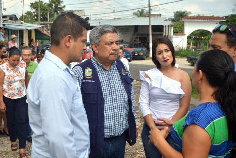 El Alcalde Mario Chama Díaz en compañia de la presidenta municipal del DIF Mara Chama Villa, la Sindica Municipal Zayra del Carmen Martínez Andrade y vecinos del lugar dieron el banderazo de inicio de obra en las calles Orquídeas en la Col. Cañada de Apilot y en Centenario en el Fracc. Los Teteles de la cabecera municipal. 