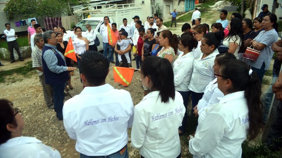 El Alcalde Mario Chama Díaz en compañia de la presidenta municipal del DIF Mara Chama Villa, la Sindica Municipal Zayra del Carmen Martínez Andrade y vecinos del lugar dieron el banderazo de inicio de obra en las calles Orquídeas en la Col. Cañada de Apilot y en Centenario en el Fracc. Los Teteles de la cabecera municipal. 