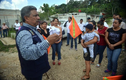 El Alcalde Mario Chama Díaz en compañia de la presidenta municipal del DIF Mara Chama Villa, la Sindica Municipal Zayra del Carmen Martínez Andrade y vecinos del lugar dieron el banderazo de inicio de obra en las calles Orquídeas en la Col. Cañada de Apilot y en Centenario en el Fracc. Los Teteles de la cabecera municipal.