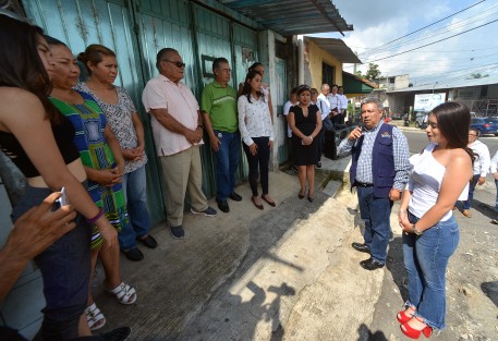El Alcalde Mario Chama Díaz en compañia de la presidenta municipal del DIF Mara Chama Villa, la Sindica Municipal Zayra del Carmen Martínez Andrade y vecinos del lugar dieron el banderazo de inicio de obra en las calles Orquídeas en la Col. Cañada de Apilot y en Centenario en el Fracc. Los Teteles de la cabecera municipal.