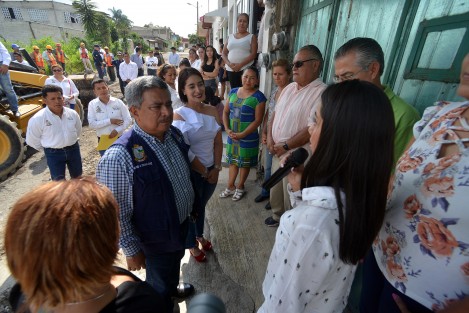 El H. Ayuntamiento de Teocelo que preside el alcalde Mario Chama Díaz, en compañía de la Síndica Municipal Zayra del Carmen Martínez Andrade, la presidenta del Sistema Municipal DIF Mara Chama Villa, la Dirección de Educación del Municipio, y la Directora del Telebachillerato Teocelo, la Mtra. Erika Trinidad Andrade Sánchez, estuvieron presentes en la inauguración de las Aulas en la Privada Zapaitonal de la cabecera municipal. 