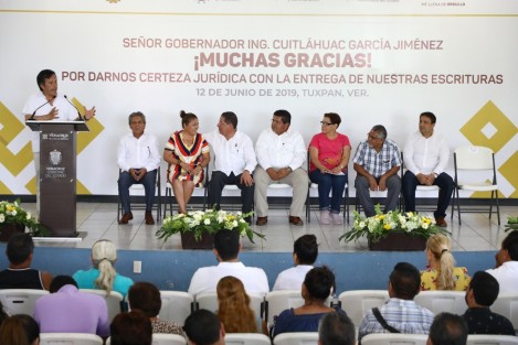 Con la finalidad de hacer justicia a familias tuxpeñas que han luchado durante muchos años por que se reconozca su patrimonio, el gobernador Cuitláhuac García Jiménez entregó 57 escrituras a habitantes del municipio de Tuxpan.