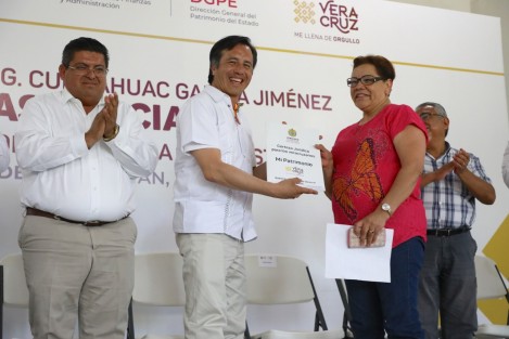 Con la finalidad de hacer justicia a familias tuxpeñas que han luchado durante muchos años por que se reconozca su patrimonio, el gobernador Cuitláhuac García Jiménez entregó 57 escrituras a habitantes del municipio de Tuxpan. 