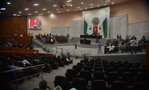El Congreso del Estado dio entrada a la Iniciativa con Proyecto de Decreto enviada por la diputada federal Raquel Bonilla Herrera, que propone reformar los artículos 22, 61 y 108 de la Ley Orgánica del Municipio Libre del Estado de Veracruz, en materia de remuneración de agentes y subagentes municipales.