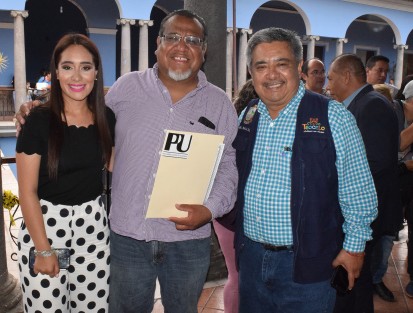 El alcalde de Teocelo, Mario Chama Díaz; y la presidenta del DIF Teocelo, Mara Chama, felicitando al galardonado Rigoberto Suárez. 