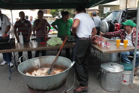 Carnitas, mojarras, quesos, limón, miel y otros productos ofrecen afiliados a  la UNTA frente a las oficinas de la SEDARPA en Xalapa, en espera de respuesta favorable de las autoridades a sus demandas. 