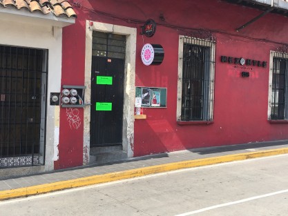 Durante el fin de semana fue clausurado por las autoridades un  antro en la avenida Xalapeños Ilustres, del cual vecinos de la zona habían manifestado algunas quejas.  