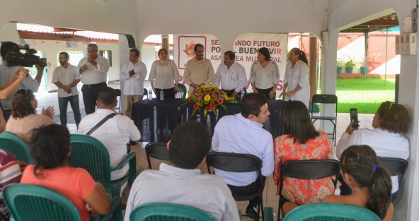 En el recorrido por el estado de Veracruz, el profesor René Bejarano dirigente del Movimiento Nacional por la Esperanza, visitó el municipio de Paso de Ovejas para reunirse con ciudadanos de quienes escuchó peticiones y recibió solicitudes de atención ciudadana. 