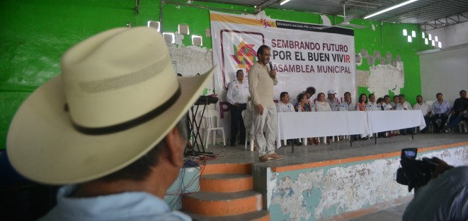 A su paso por el municipio de Puente Nacional, el profesor René Bejarano inauguró la casa de gestión en la congregación de Chichicaxtle, en un evento masivo que reunió a cientos de personas quienes dieron una cálida bienvenida al dirigente nacional del Movimiento Nacional por la Esperanza.