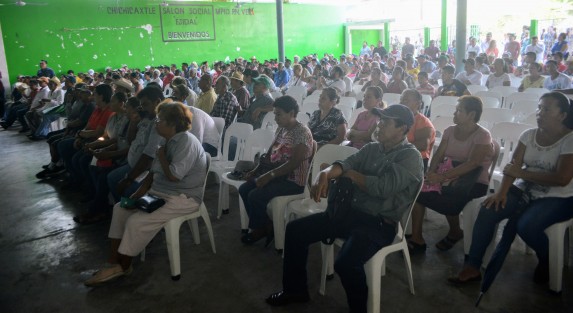  A su paso por el municipio de Puente Nacional, el profesor René Bejarano inauguró la casa de gestión en la congregación de Chichicaxtle, en un evento masivo que reunió a cientos de personas quienes dieron una cálida bienvenida al dirigente nacional del Movimiento Nacional por la Esperanza.