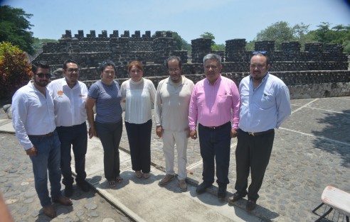 En Cempoala el profesor René Bejarano tuvo un encuentro de amigos con el alcalde de Teocelo, Mario Antonio Chama Díaz y el presidente municipal de Úrsulo Galván José Enrique Benítez, con quienes recorrió la zona arqueológica, el museo de sitio de Cempoala y la casa de  artesanías. 
