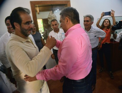 En Cempoala el profesor René Bejarano tuvo un encuentro de amigos con el alcalde de Teocelo, Mario Antonio Chama Díaz y el presidente municipal de Úrsulo Galván José Enrique Benítez, con quienes recorrió la zona arqueológica, el museo de sitio de Cempoala y la casa de  artesanías. 