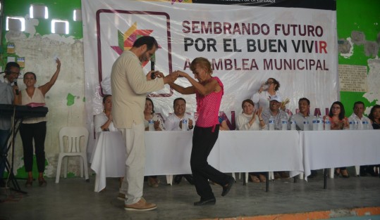 El dirigente nacional del Movimiento Nacional por la Esperanza (MNE), René Bejarano, recorrió varios municipios de la zona centro del Estado de Veracruz, donde inauguró varias casas de gestión entre estos Paso de Ovejas, Puente Nacional y La Antigua. 