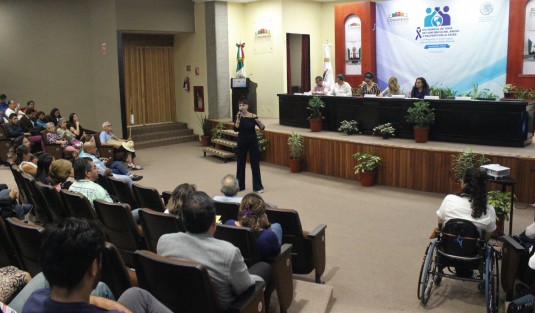 La doctora Rita Margarita, abordó los aspectos relevantes de la Ley de los Derechos de las Personas Adultas Mayores; por ejemplo, que esta etapa de la vida inicia entre los 60 y 65 años; no obstante, hay cambios que se están viendo, porque las personas de esa edad siguen siendo muy activas, sanas y fuertes.