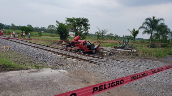 Trágica muerte encontró una empleada del Ingenio Central Progreso, luego de que el auto en que viajaba fue embestido por el tren a la altura de El Escape,en Paso del Macho, Ver., autoridades ministeriales tomaron conocimiento.