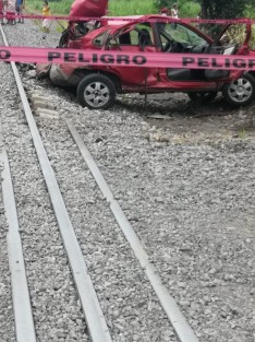 Trágica muerte encontró una empleada del Ingenio Central Progreso, luego de que el auto en que viajaba fue embestido por el tren a la altura de El Escape,en Paso del Macho, Ver., autoridades ministeriales tomaron conocimiento.